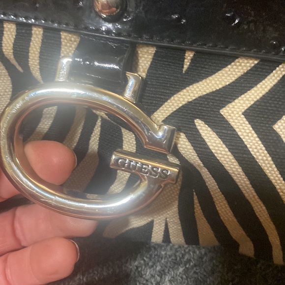 Guess clutch/wristlet zebra print - Picture 2 of 7